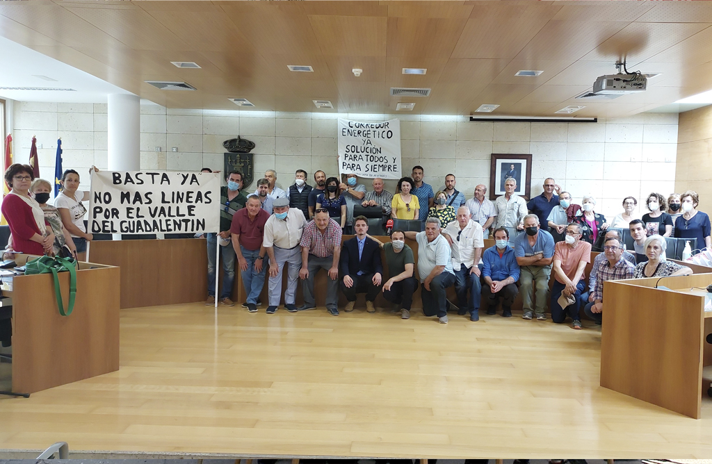 Los afectados por la Línea de Alta Tensión de la catenaria del AVE se encerrarán en el Ayuntamiento